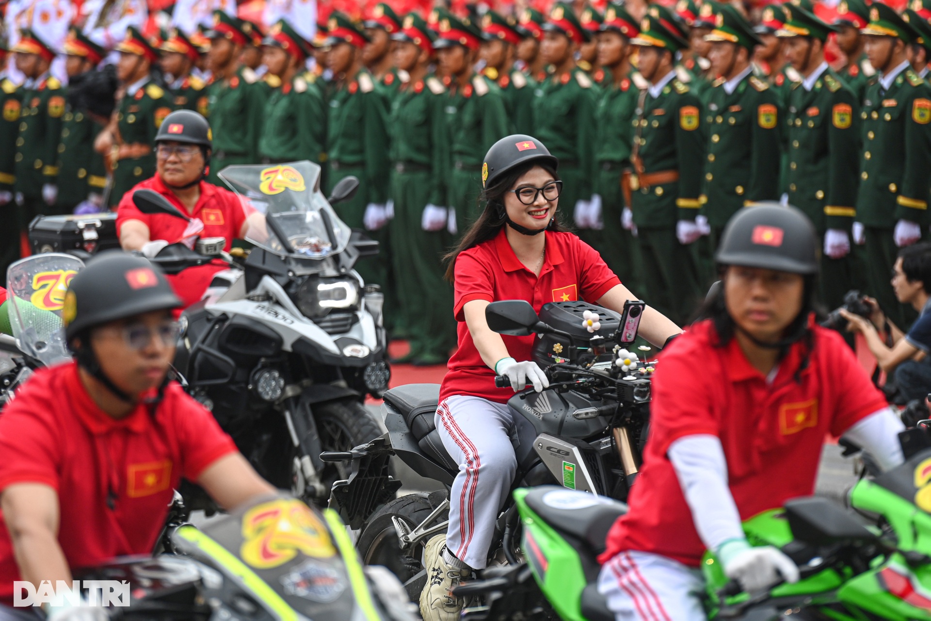 Ngắm dàn siêu mô tô trong lễ diễu hành kỷ niệm 70 năm Giải phóng Hải Phòng - 7 Ngắm dàn siêu mô tô trong lễ diễu hành kỷ niệm 70 năm Giải phóng Hải Phòng - 7