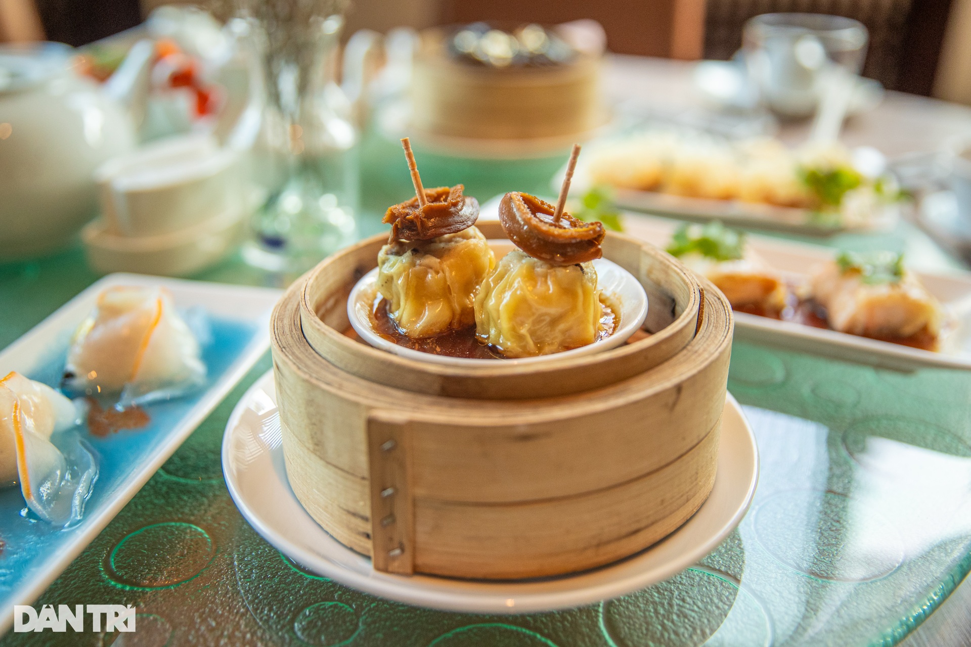 Nhà hàng hơn 2 thập kỷ ở TPHCM đưa bào ngư, vàng lá vào dimsum - 4 Nhà hàng hơn 2 thập kỷ ở TPHCM đưa bào ngư, vàng lá vào dimsum - 4