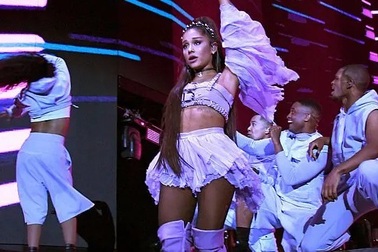 Ariana Grande nhận cát sê 8 triệu USD cho 2 buổi diễn