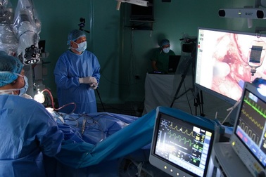 Lần đầu tiên dùng robot phẫu thuật u não cho bệnh nhân