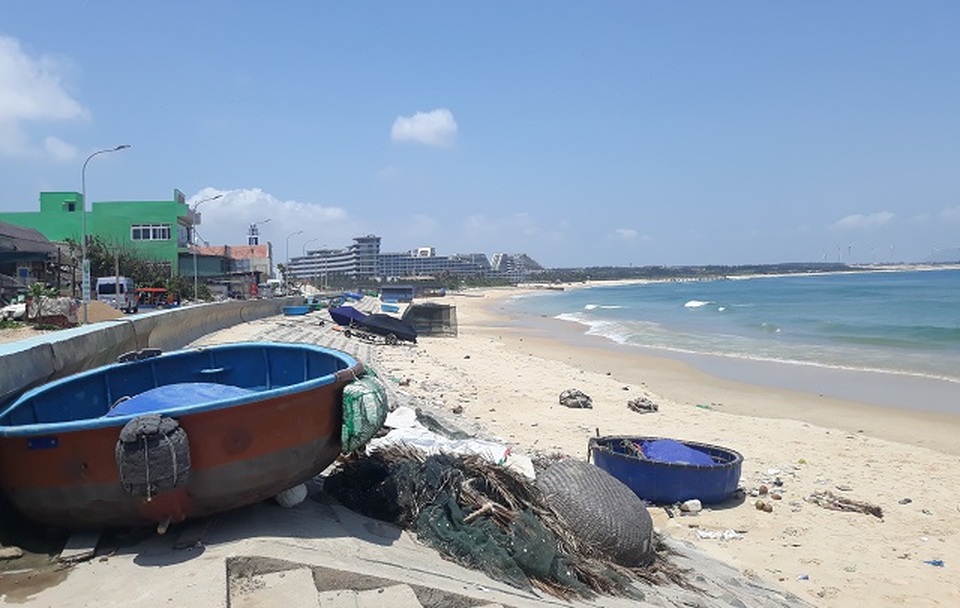 Đình chỉ công trình xây dựng không phép trên bãi biển Nhơn Lý - 2 Đình chỉ công trình xây dựng không phép trên bãi biển Nhơn Lý - 2