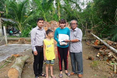 Trao hơn 132 triệu đồng đến em Nguyễn Thị Minh Thư