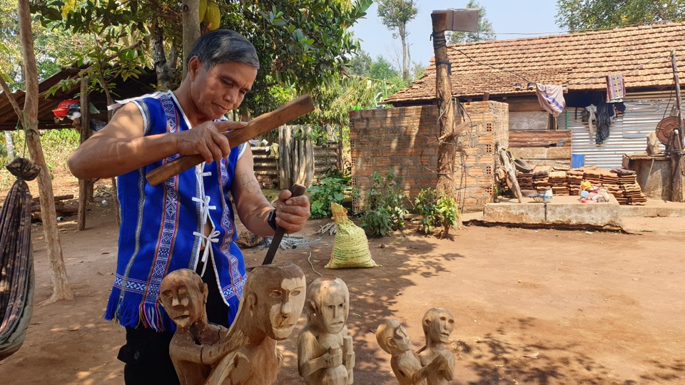 Nghệ nhân Jrai “thổi hồn” vào tượng gỗ - 3