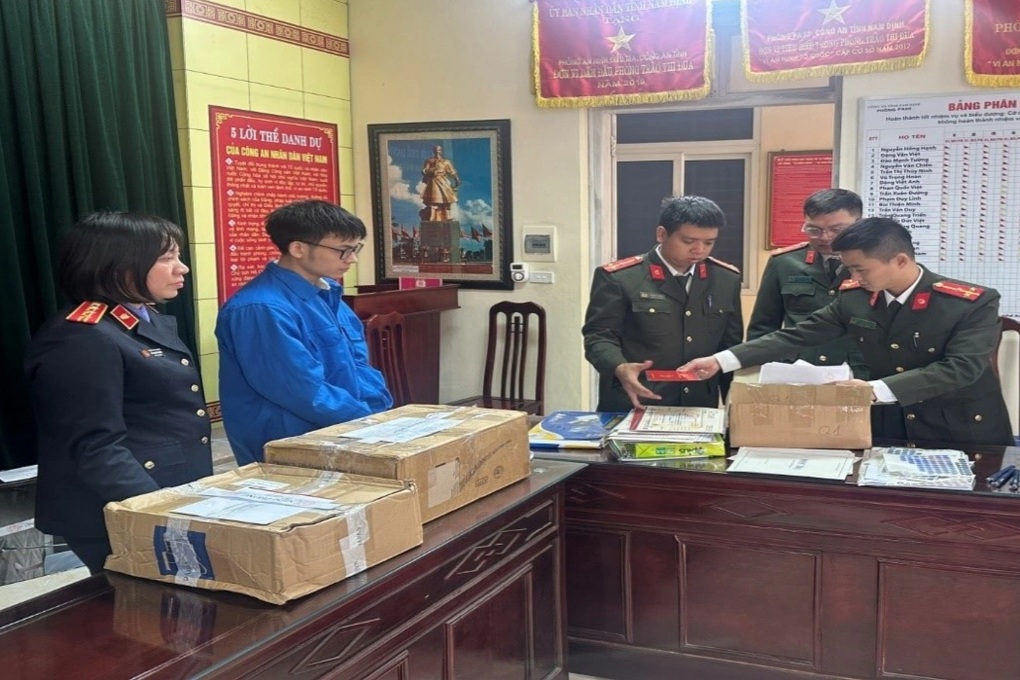 Triệt phá đường dây làm giả giấy tờ, bằng cấp ở Nam Định - 1 Triệt phá đường dây làm giả giấy tờ, bằng cấp ở Nam Định - 1