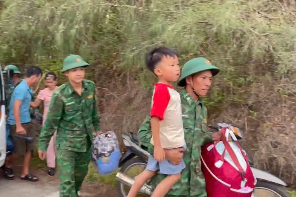Đưa dân xuống hầm trú ẩn trước giờ bão Kajiki đổ bộ - 1 Đưa dân xuống hầm trú ẩn trước giờ bão Kajiki đổ bộ - 1