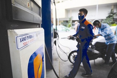 Giá xăng quay đầu giảm 224 đồng/lít sau đợt tăng mạnh