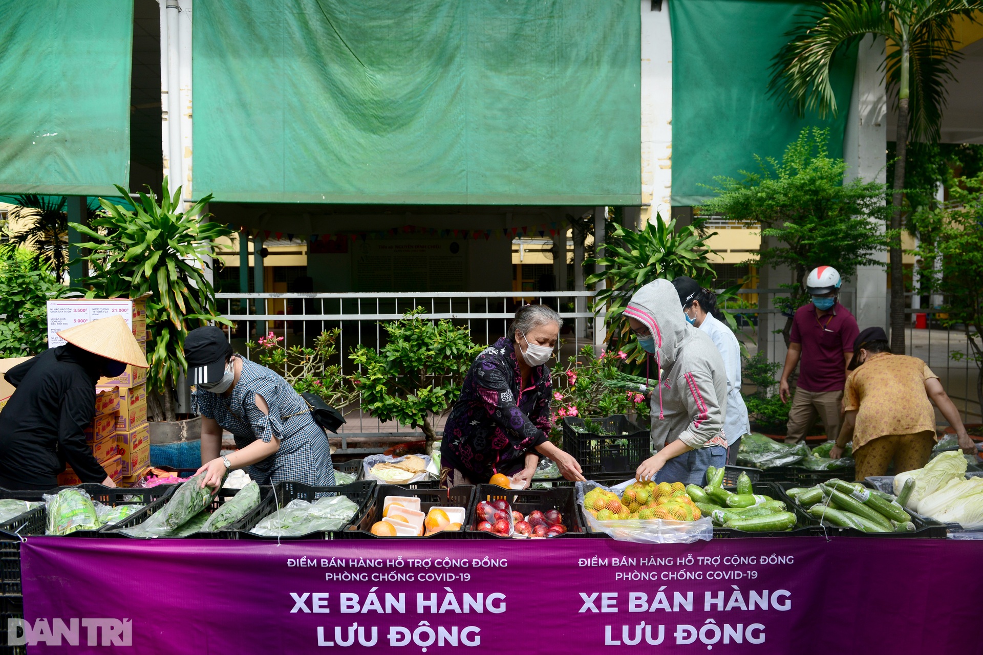 Dân Sài Gòn xếp hàng dài trăm mét chờ mua thực phẩm ở siêu thị dã chiến - 5