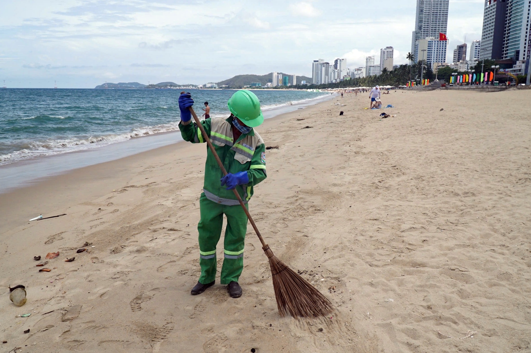 Turisté se ušpinili při koupání na pláži Nha Trang - 2 Du khách lấm lem khi tắm biển Nha Trang - 2