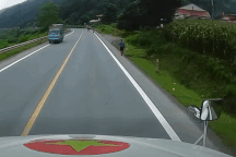 Vượt bất cẩn trên đường đèo, cô gái đi xe máy ngã lao vào đầu xe container