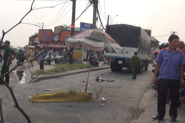 TPHCM: Xe tải cuốn xe máy vào gầm, 2 vợ chồng thương vong
