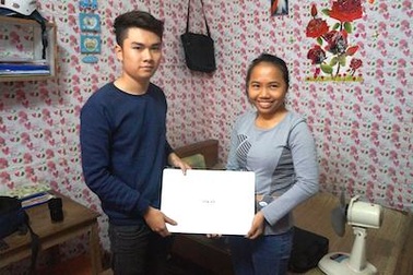 Tặng máy tính xách tay đến sinh viên nghèo lo bỏ học giữa chừng