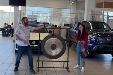 Bài học nhớ đời của nhân viên đại lý ô tô khi ăn mừng chốt đơn