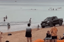 Tài xế ô tô bán tải lái xe xuống bãi biển, buộc dân nhường đường