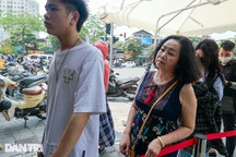 Khách đội nắng chờ nếm cà phê muối giá rẻ, chủ quán Hà Nội bán mỏi tay