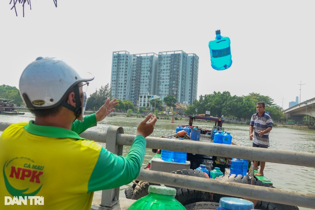 Xóm dân cư không nhà ai có điều hòa, nóng 40 độ vẫn khỏe re - 5 Xóm dân cư không nhà ai có điều hòa, nóng 40 độ vẫn khỏe re - 5