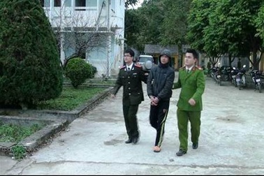 Mang vôi bột đi... cướp tài sản