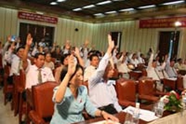 Thông qua nhiều nghị quyết có lợi cho dân