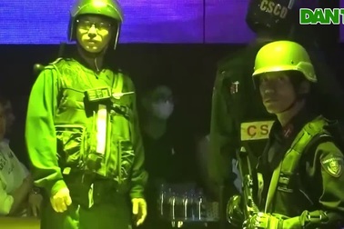 Cận cảnh cảnh sát đột kích 3 quán bar trong đêm ở TPHCM