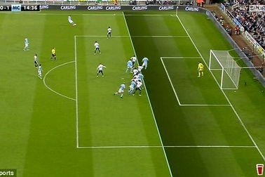 Tranh cãi: Trọng tài “tặng” Aguero bàn thắng