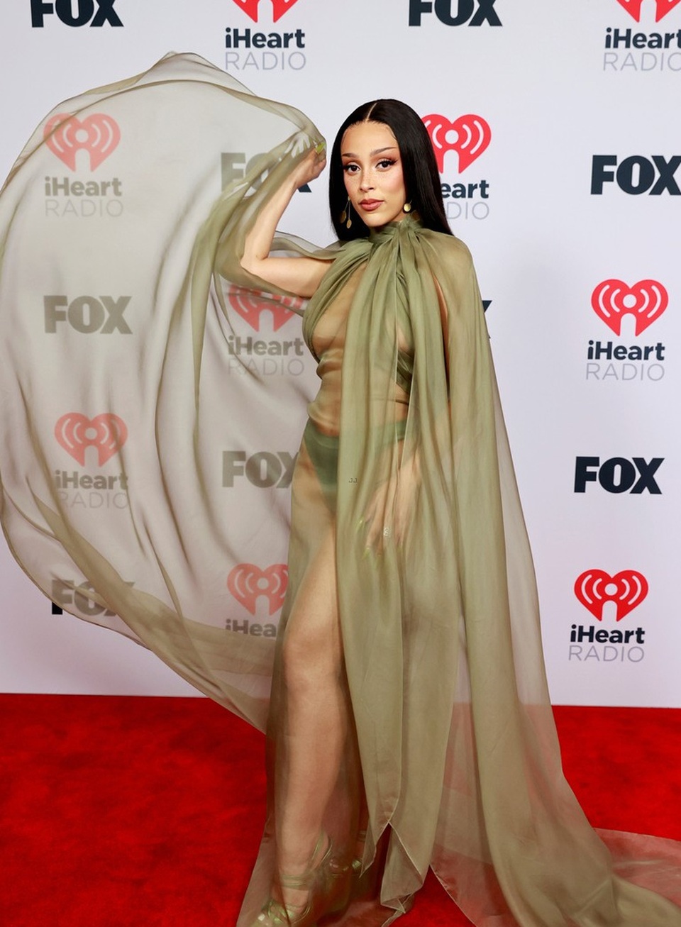 Megan Fox và Doja Cat bốc lửa dự lễ trao giải âm nhạc của Mỹ - 2 Megan Fox và Doja Cat bốc lửa dự lễ trao giải âm nhạc của Mỹ - 2