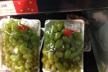 Big C bán nho Việt có dán cờ Trung Quốc