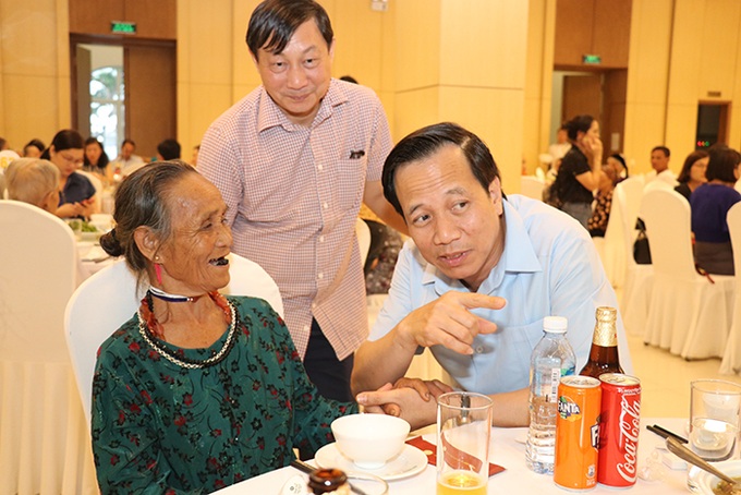 Bộ trưởng Bộ LĐ-TB&XH Đào Ngọc Dung và Cục trưởng Cục NCC Đào Ngọc Lợi tại bữa cơm thân mật trong buổi gặp mặt các Bà mẹ VNAH. 
