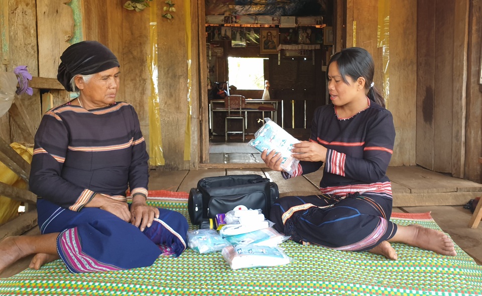 Gần 15 năm, cô đỡ Alui đỡ đẻ miễn phí giúp dân làng - 2