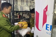 Hàng nghìn túi xách giả mạo hàng hiệu tại cơ sở kinh doanh online