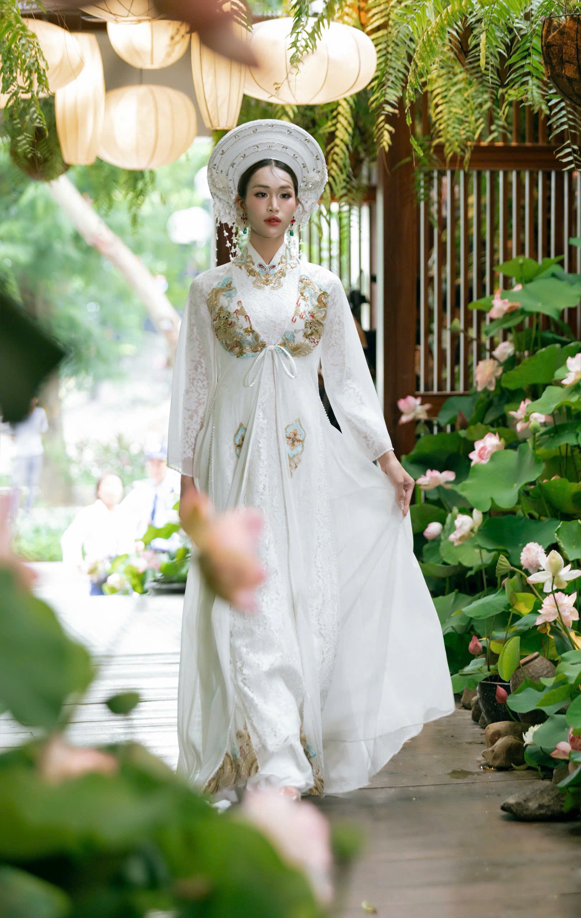 Á hậu Hương Ly duyên dáng trình diễn áo dài của NTK Cao Minh Tiến - 4 Á hậu Hương Ly duyên dáng trình diễn áo dài của NTK Cao Minh Tiến - 4