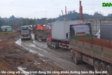 Ô tô nối đuôi nhau "bò" qua nút giao lầy như ruộng ở Đà Nẵng