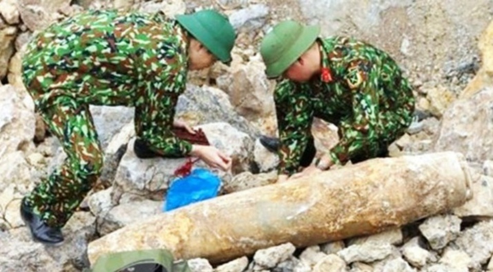Khai thác đá, phát hiện quả bom nặng hơn 1 tạ còn nguyên kíp nổ - 1
