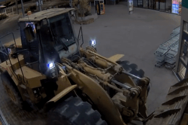 Video kẻ trộm Australia táo tợn lái máy xúc “nhổ bật gốc” cây ATM