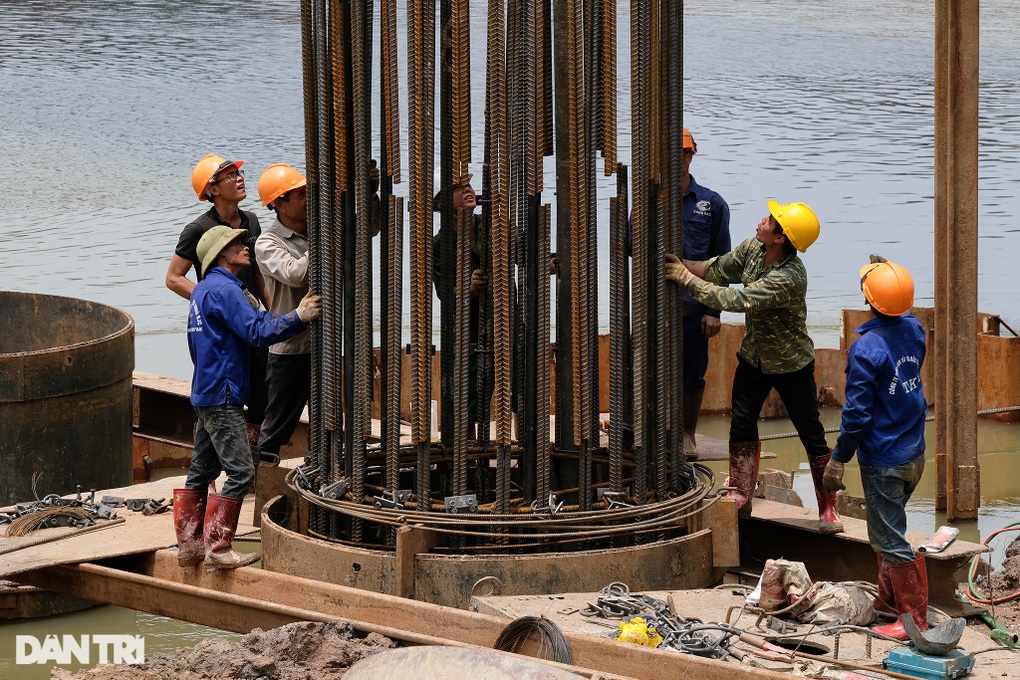 Công trường xây dựng, mở rộng cầu Như Nguyệt nối đôi bờ sông Cầu - 5 Công trường xây dựng, mở rộng cầu Như Nguyệt nối đôi bờ sông Cầu - 5