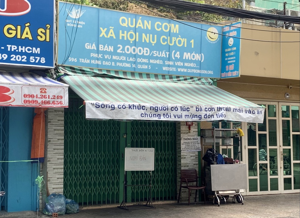 Người nghèo thẫn thờ hụt hẫng khi quán cơm 2.000 đồng nghỉ dịch - 1 Người nghèo thẫn thờ hụt hẫng khi quán cơm 2.000 đồng nghỉ dịch - 1
