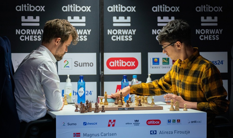 Thần đồng” cờ vua 17 tuổi đập tung bàn cờ vì trận đấu này với Carlsen