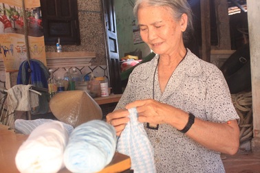 Người phụ nữ nghèo “xin” tiền mua len đan áo gửi chiến sỹ Trường Sa