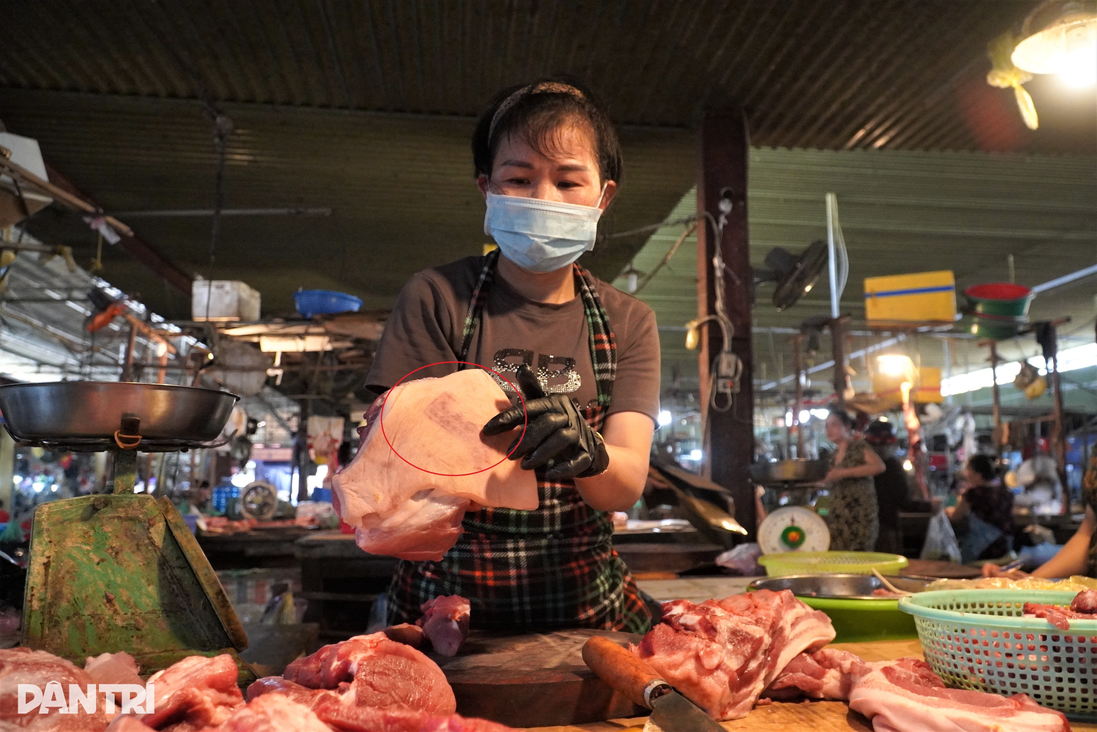 Ngồi cả buổi chỉ có vài khách đáo qua, chủ quầy thịt than trời - 3