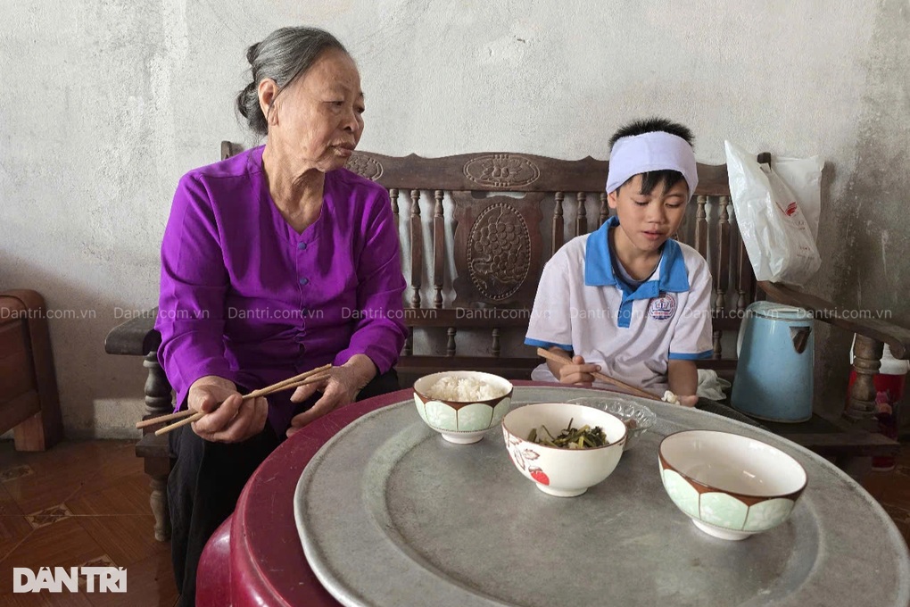Cậu bé mồ côi và ước mơ được ăn bánh chưng như Tết mọi năm - 5 Cậu bé mồ côi và ước mơ được ăn bánh chưng như Tết mọi năm - 5