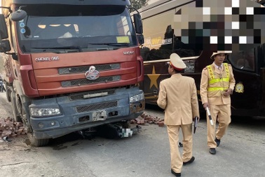 Hà Nội: Xe máy kẹp ba va chạm với ô tô tải, một người tử vong