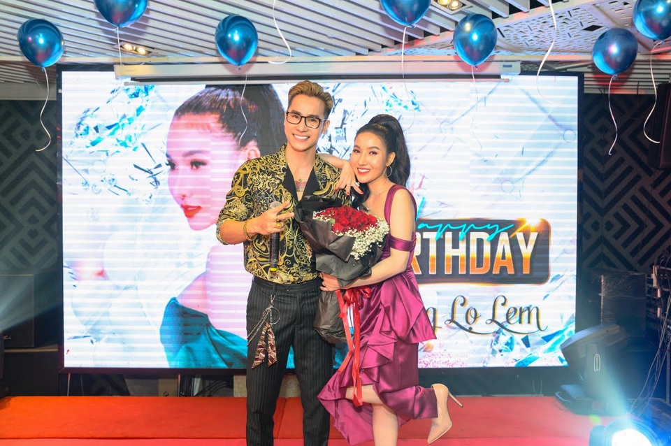 Á hậu Đoàn Thanh Tuyền nhận hàng trăm bó hoa và quà dịp sinh nhật - 1 Á hậu Đoàn Thanh Tuyền nhận hàng trăm bó hoa và quà dịp sinh nhật - 1