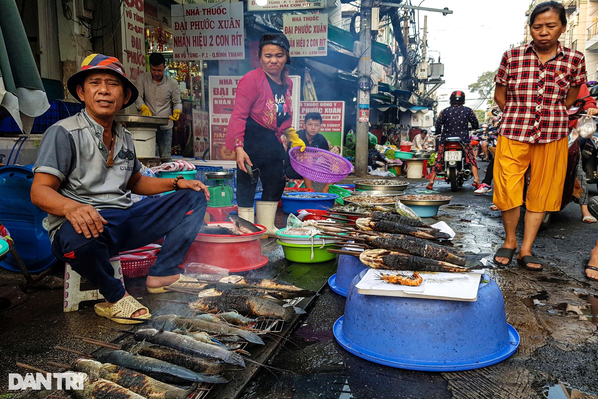 Phố cá lóc nướng, tiệm vịt quay ở TPHCM chật kín người ngày vía Thần Tài - 8 Phố cá lóc nướng, tiệm vịt quay ở TPHCM chật kín người ngày vía Thần Tài - 8