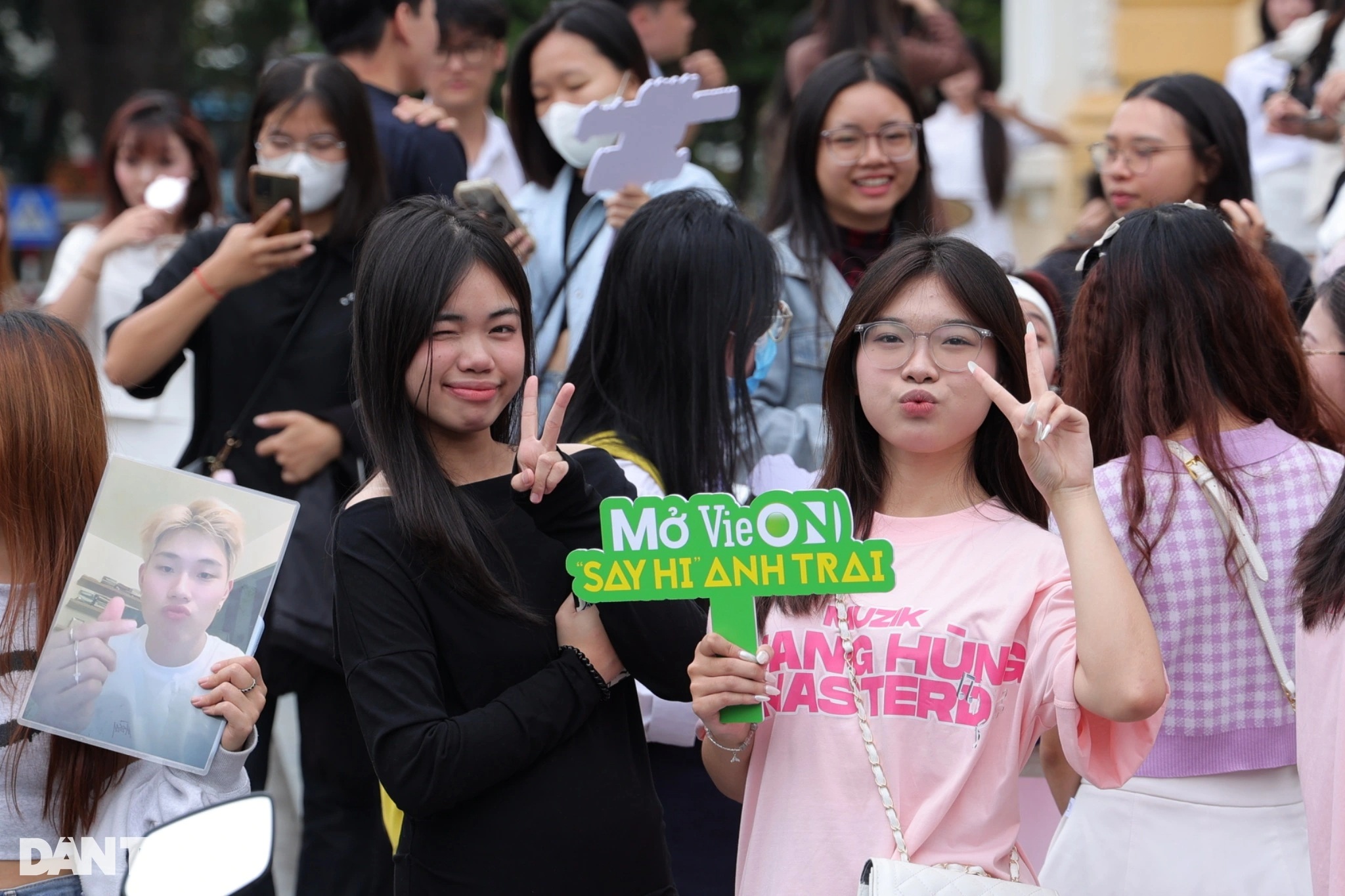 ຮ່າໂນ້ຍ: ແຟນບານເດີນທາງເກືອບ 100 ກິໂລແມັດ, ລໍຖ້າ 8 ຊົ່ວໂມງເພື່ອຕ້ອນຮັບນັກສະແດງ Anh Trai - 6 Hà Nội: Người hâm mộ vượt gần 100km, chờ 8 tiếng để đón dàn Anh trai - 6
