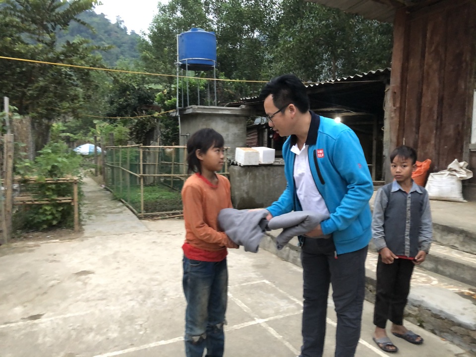 100 em nhỏ vùng biên giới Nghệ An được báo Dân trí tặng áo ấm giữa những ngày đông - 3 100 em nhỏ vùng biên giới Nghệ An được báo Dân trí tặng áo ấm giữa những ngày đông - 3