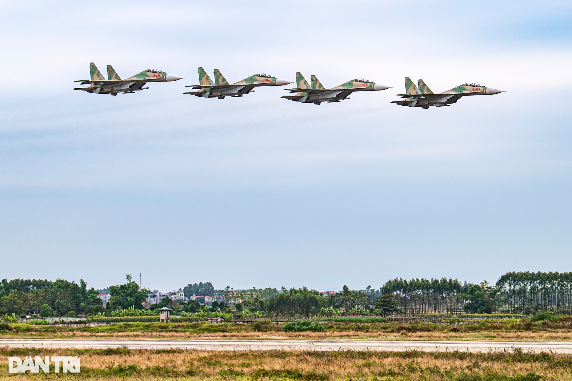 Những phi công huấn luyện hổ mang chúa SU-30MK2 tại Triển lãm Quốc phòng - 11 Những phi công huấn luyện hổ mang chúa SU-30MK2 tại Triển lãm Quốc phòng - 11