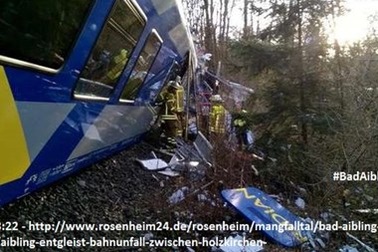 Tàu chở khách đấu đầu ở Đức, hàng trăm người thương vong