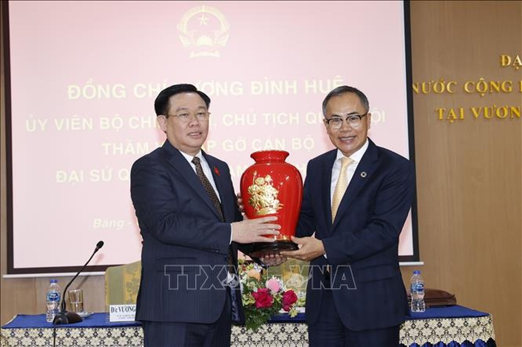 Chủ tịch Quốc hội gặp gỡ cán bộ, nhân viên Đại sứ quán Việt Nam tại Thái Lan - 2 Chủ tịch Quốc hội gặp gỡ cán bộ, nhân viên Đại sứ quán Việt Nam tại Thái Lan - 2