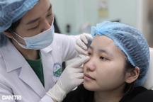 Gen Z chi gần 10 triệu để tiêm filler làm đầy hốc mắt