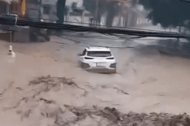 Lũ kinh hoàng, ô tô trôi theo dòng nước cuồn cuộn chảy