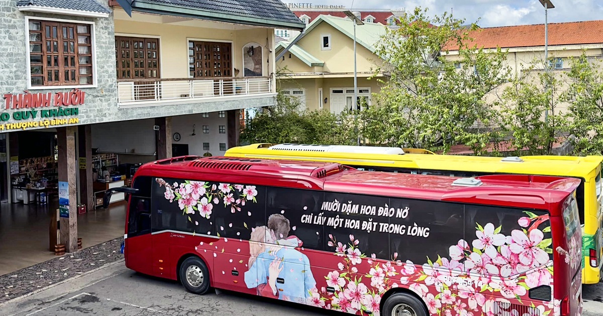 Der Thanh Buoi-Bus holt einzelne Passagiere auf der Strecke HCMC - Da Lat - 1 ab Nhà xe Thành Bưởi đón khách lẻ tuyến TPHCM - Đà Lạt - 1