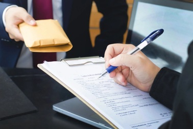 "Tham nhũng như hạt ngô, lãng phí như bắp ngô"